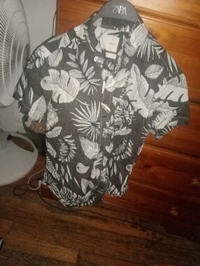 Gap Black and White Tropical Button-Down Shirt